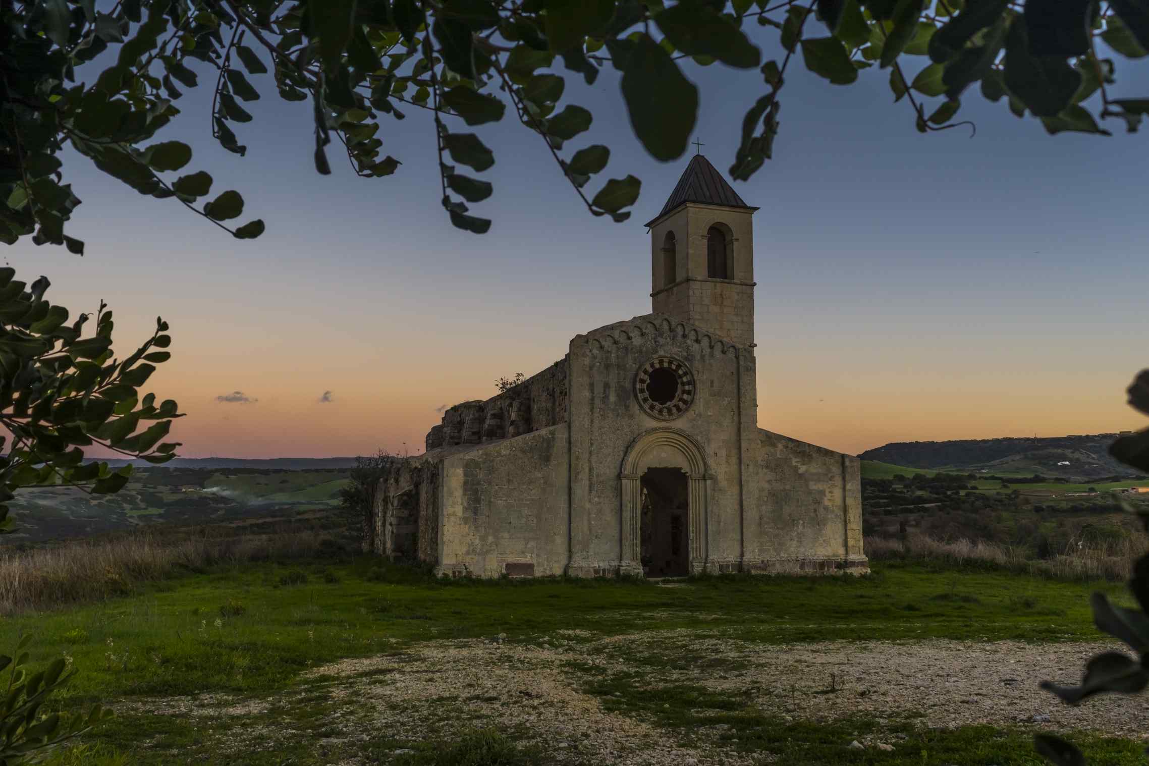 Chiesa di San Pantaleo a Martis al tramonto