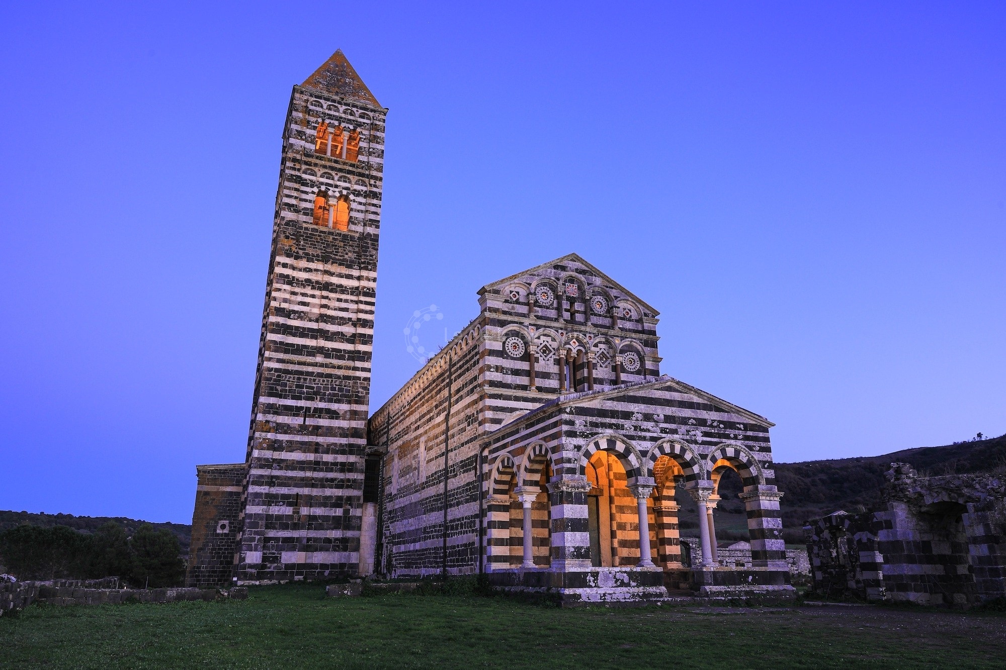 Vista notturna della Basilica della SS trinità di Saccargia a Codrongianos