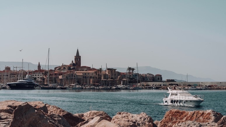 Una panoramica di Alghero. (ph. Foto di Eugene Chystiakov su Unsplash)